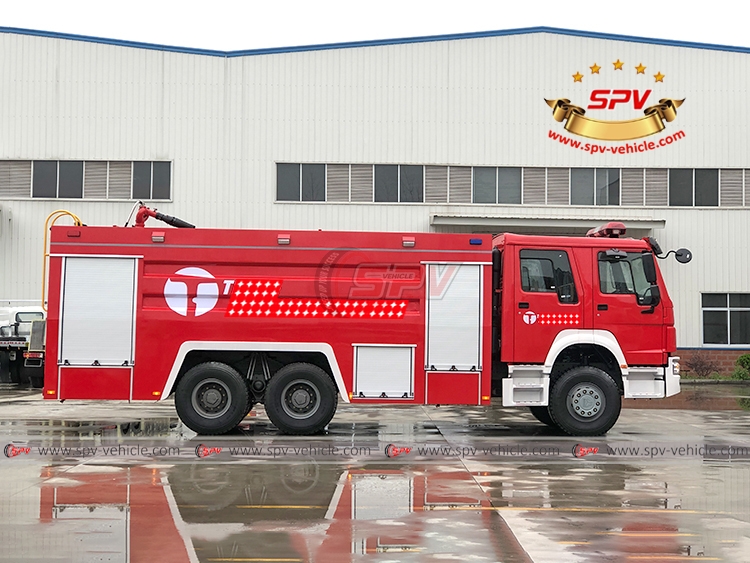 Foam Fire Tanker Sinotruk - RS